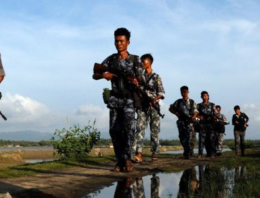 Μιανμάρ: Στους 71 οι νεκροί από την αιματηρή συντονισμένη επίθεση των ισλαμιστών «Ροχίνγκια»